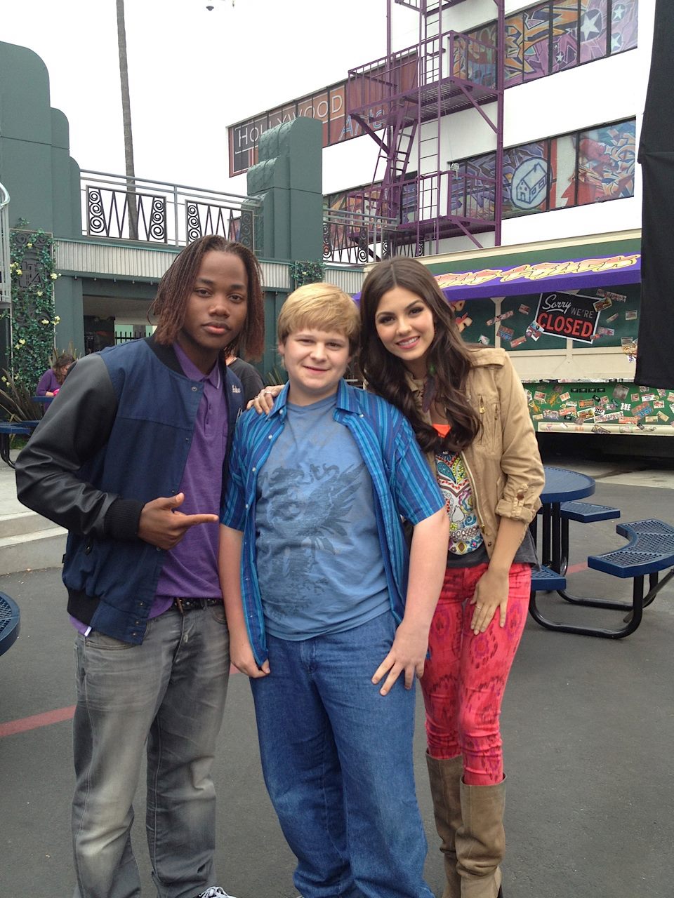 with Victoria Justice and Leon Thomas on Victorious set