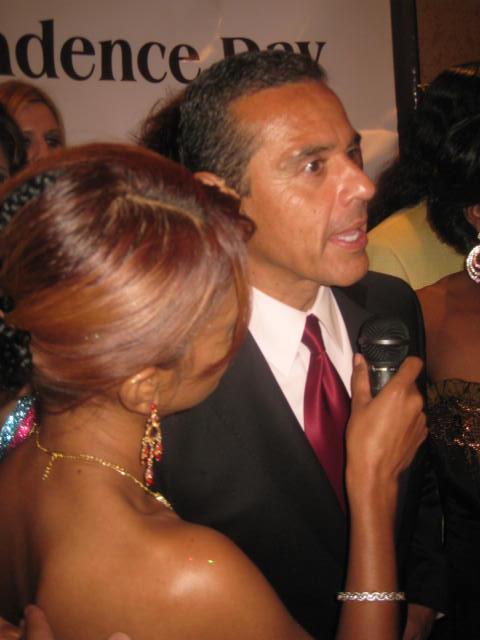 Saffron Rayn interview with Los Angeles Mayor Antonio Villaraigosa @ the 2011 Global Achievement Awards
