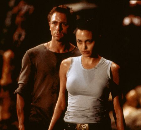 Still of Angelina Jolie and Daniel Craig in Lara Croft: Tomb Raider (2001)