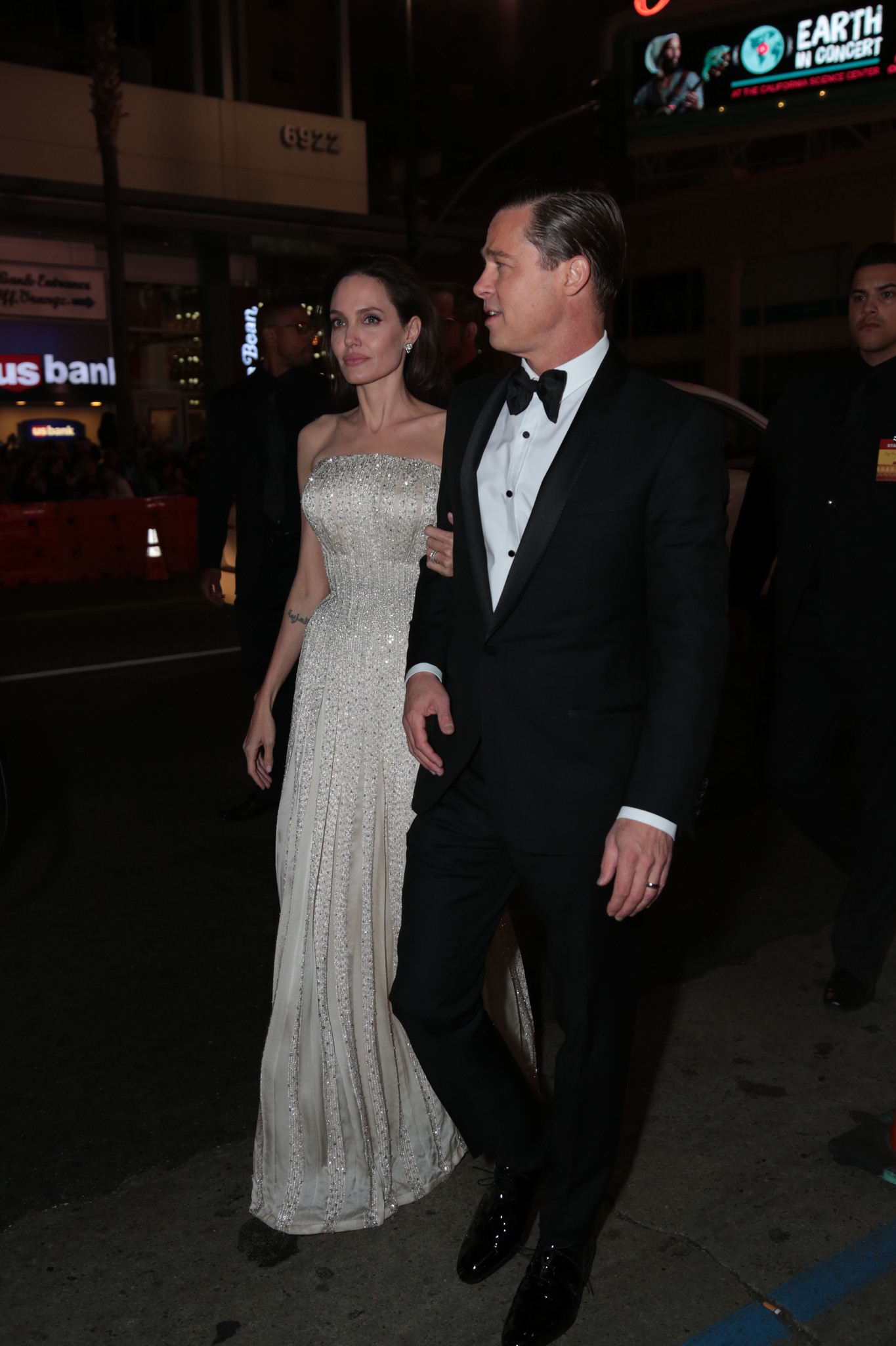 Brad Pitt and Angelina Jolie at event of Prie juros (2015)