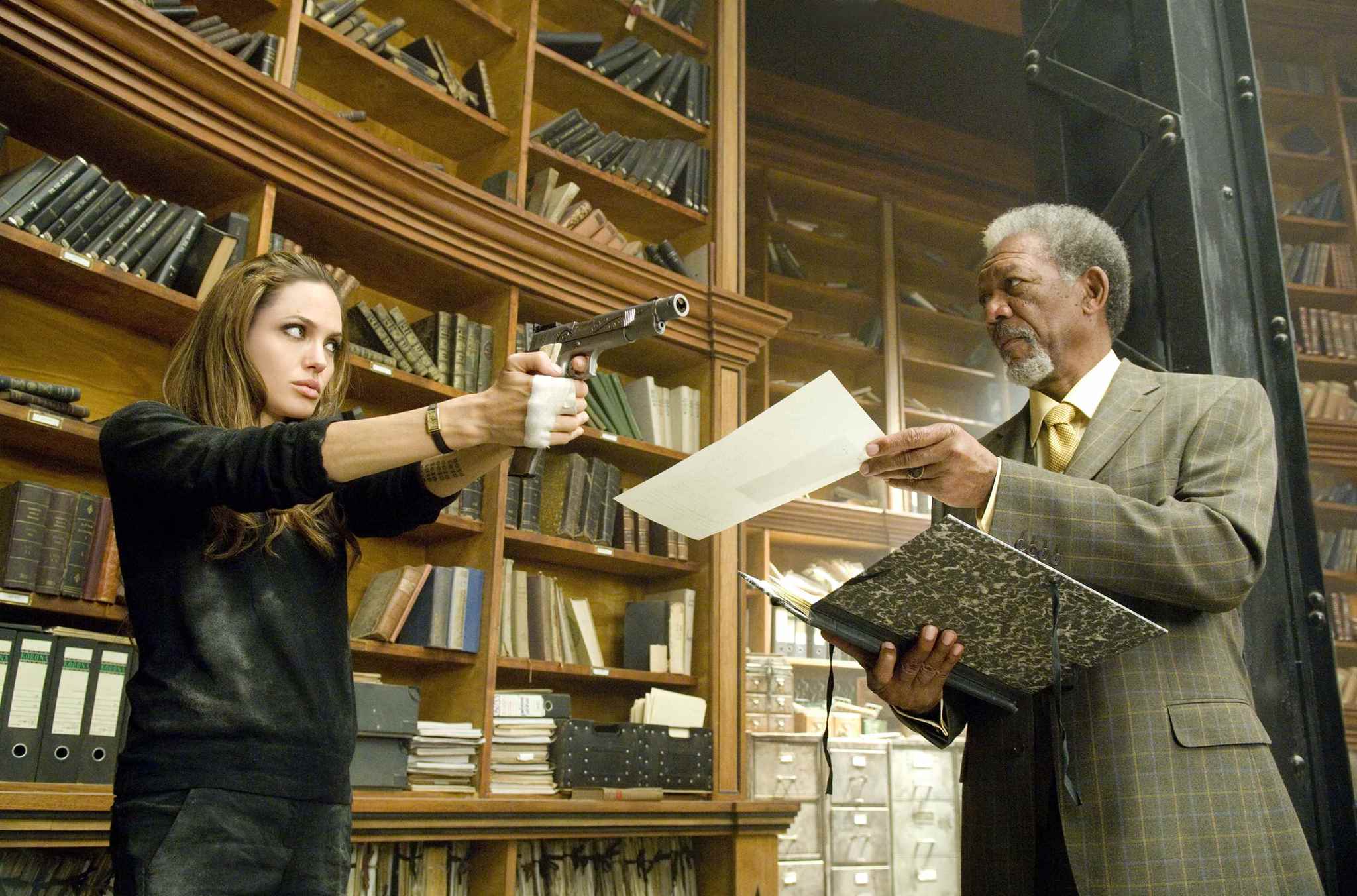 Still of Morgan Freeman and Angelina Jolie in Ieskomas (2008)