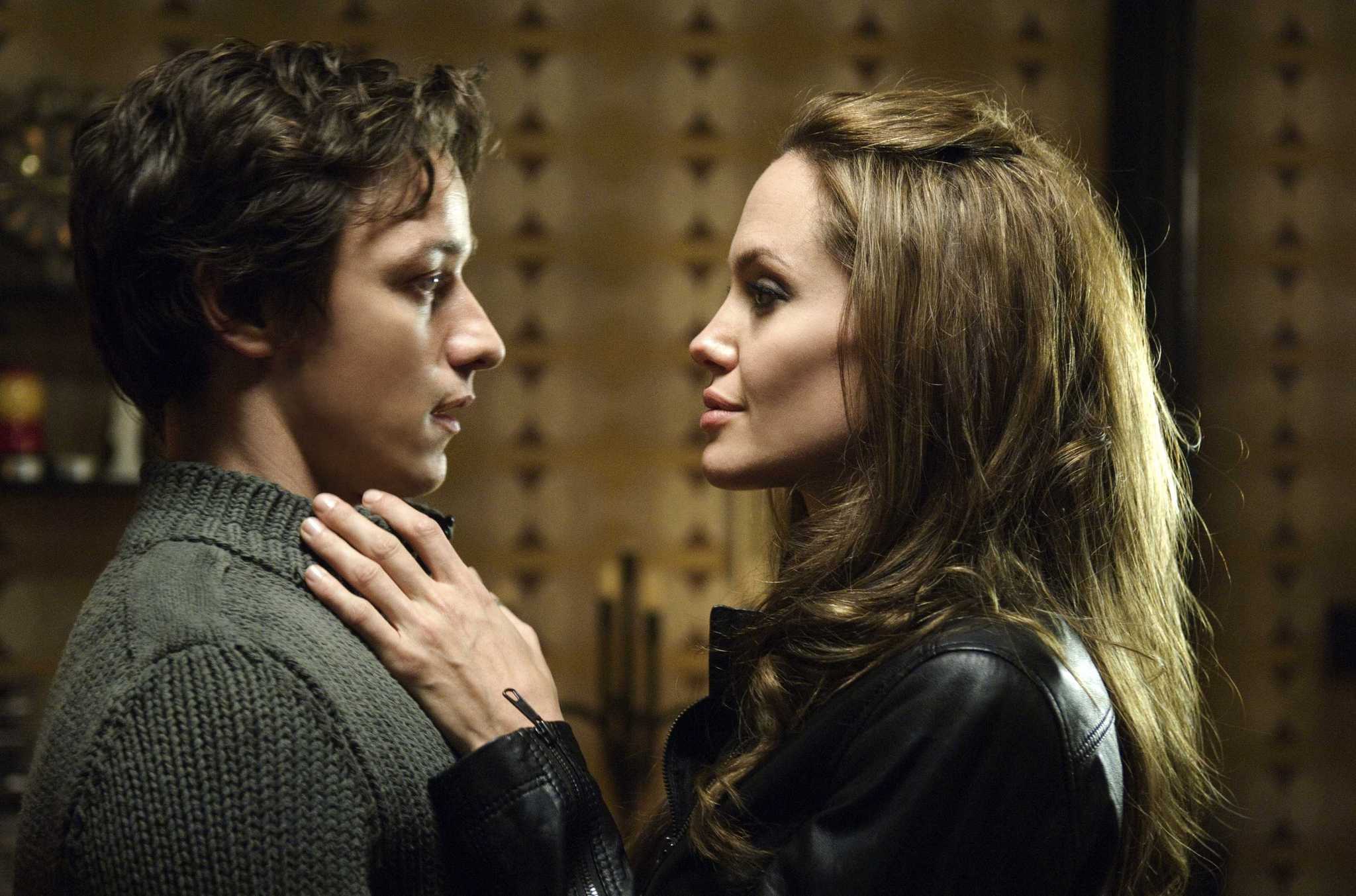 Still of Angelina Jolie and James McAvoy in Ieskomas (2008)