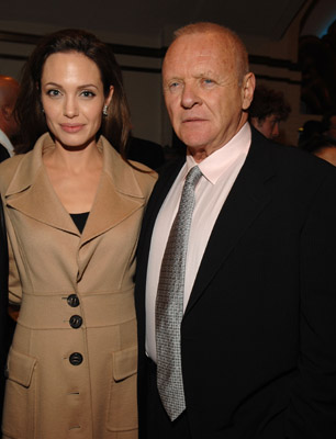 Anthony Hopkins and Angelina Jolie at event of Beowulf (2007)