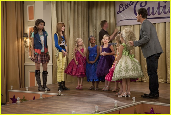 Nov. 2010, Emily on the set of Shake It Up! with her fellow Little Cutie Queens, R. Brandon Johnson, Zendaya, and Bella Thorne.