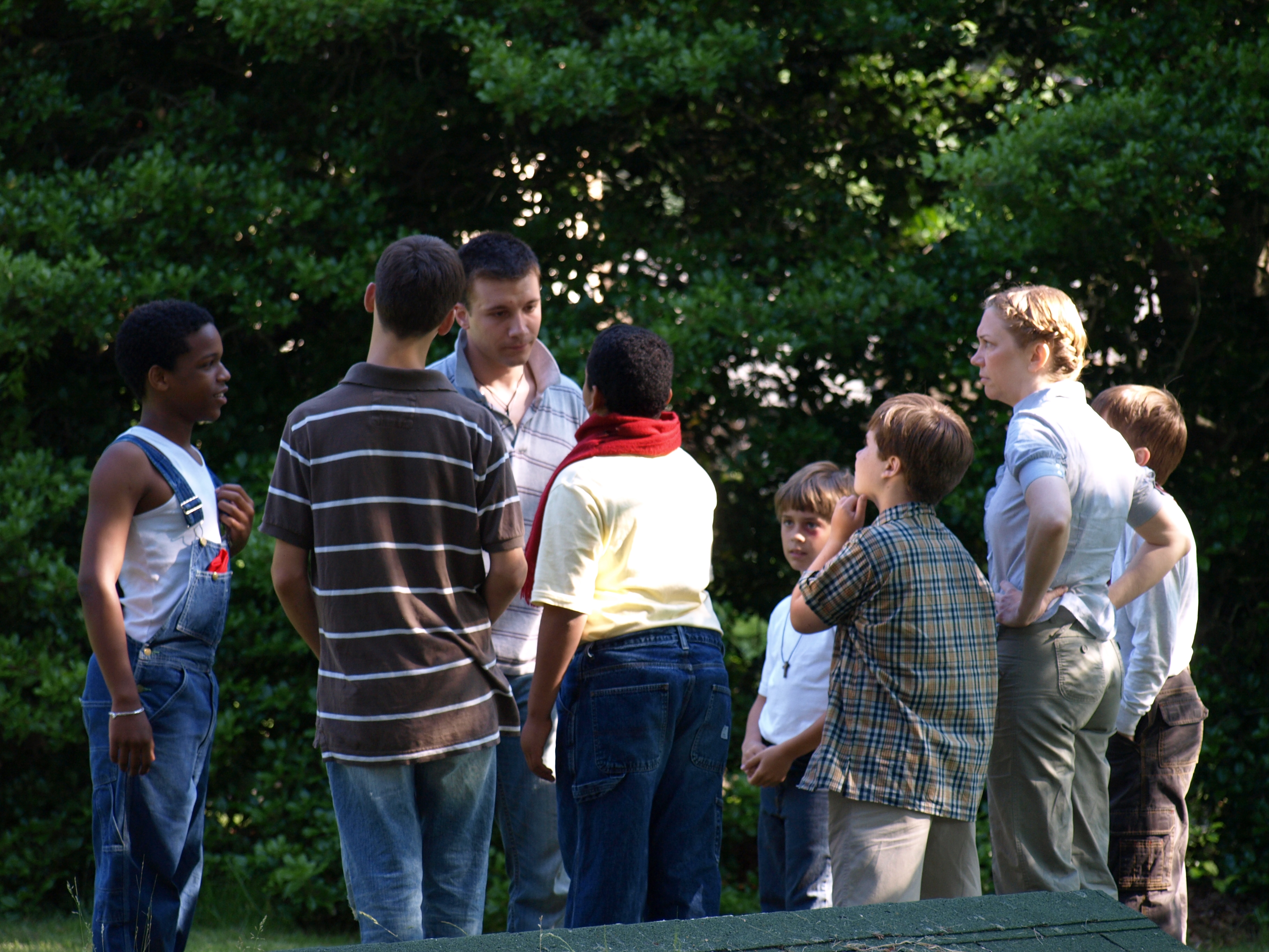 Alessio Cappelletti talking to the cast of 
