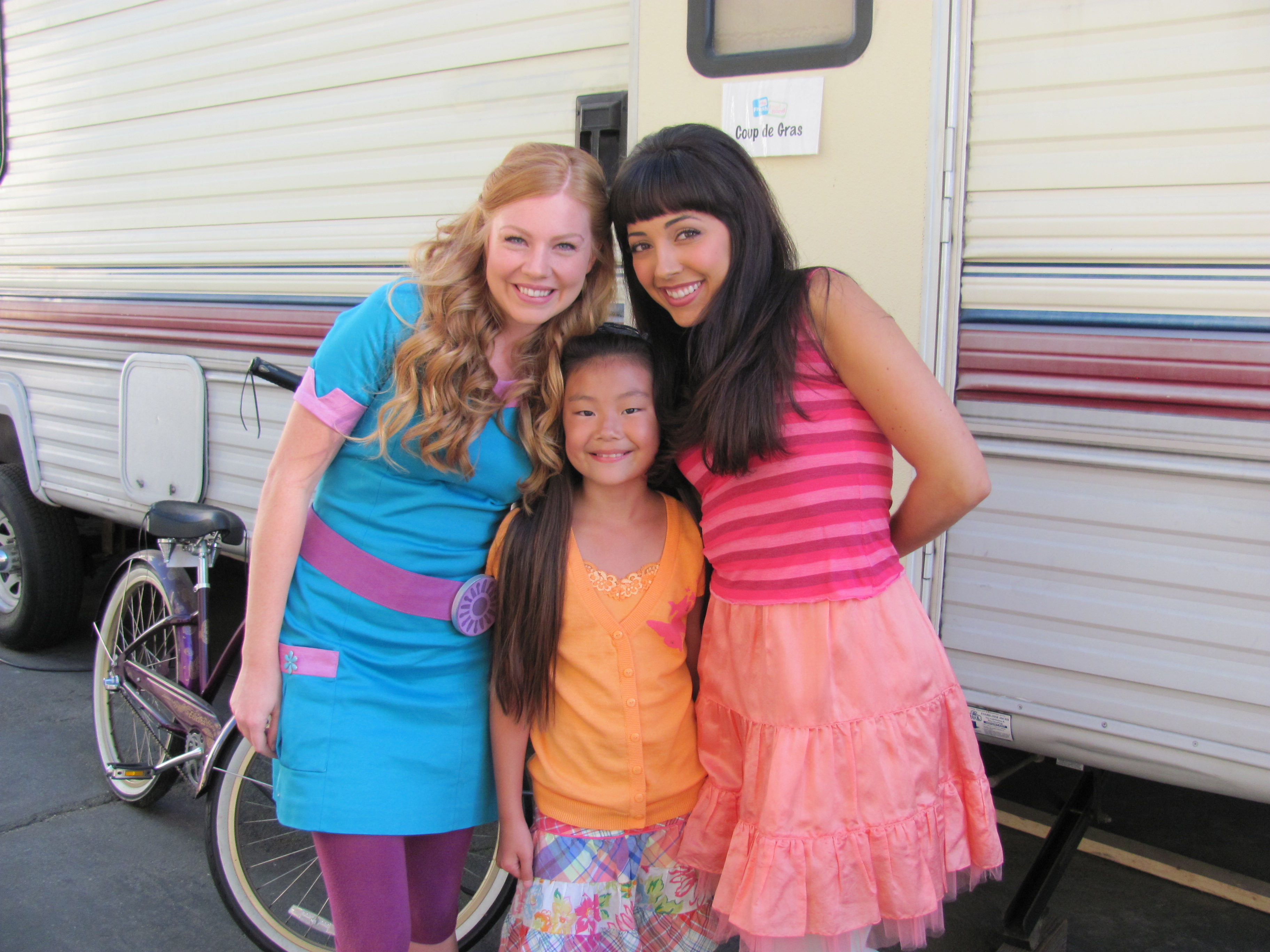 Victoria Grace on set with the Fresh Beat Band girls.