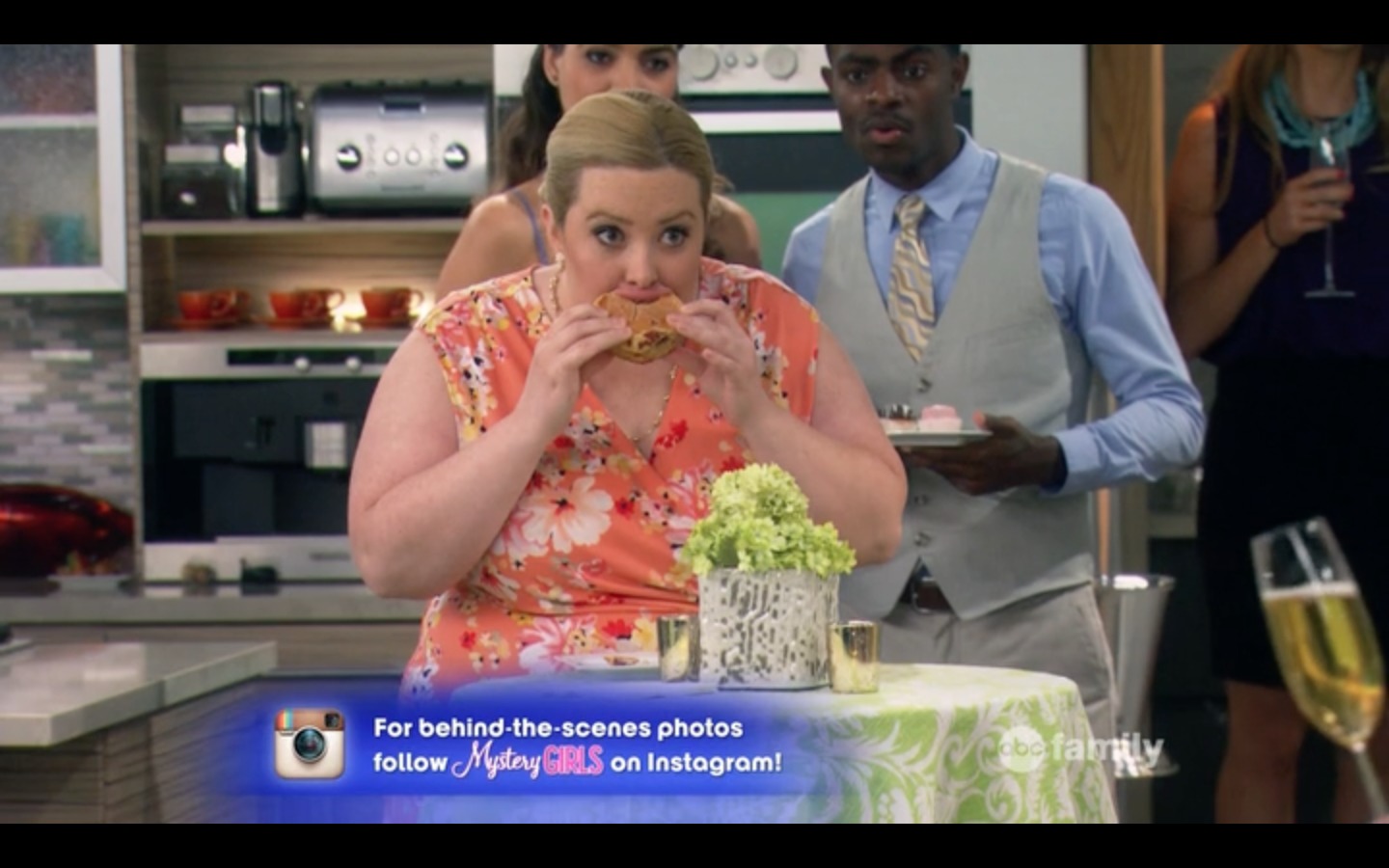Michelle Meredith in Young & Hungry