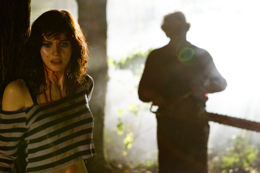 Still of Alexandra Daddario and Dan Yeager in Texas Chainsaw 3D (2013)