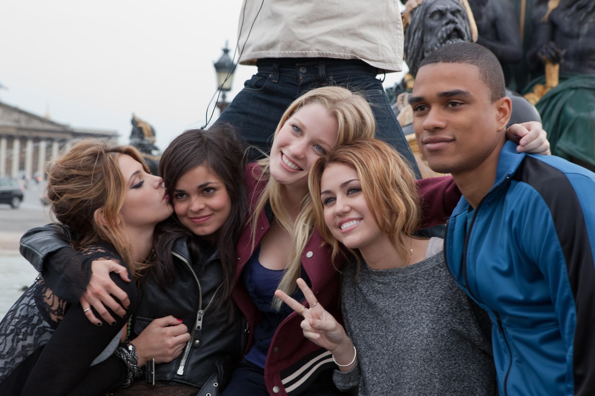 Still of Miley Cyrus, Lina Esco, Ashley Greene, Ashley Hinshaw and Tanz Watson in L.O.L. (2012)