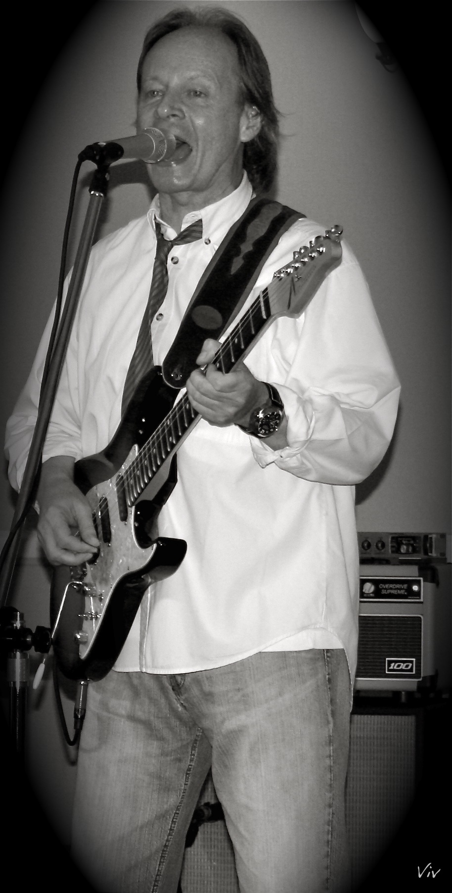 Steve with his Tom Anderson Hollow Classic Guitar. Steve is an Endorsee for Fuchs Amplifiers U.S.A