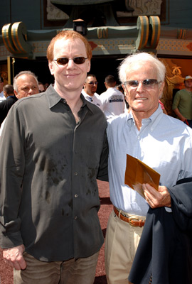 Danny Elfman and Richard D. Zanuck at event of Carlis ir sokolado fabrikas (2005)