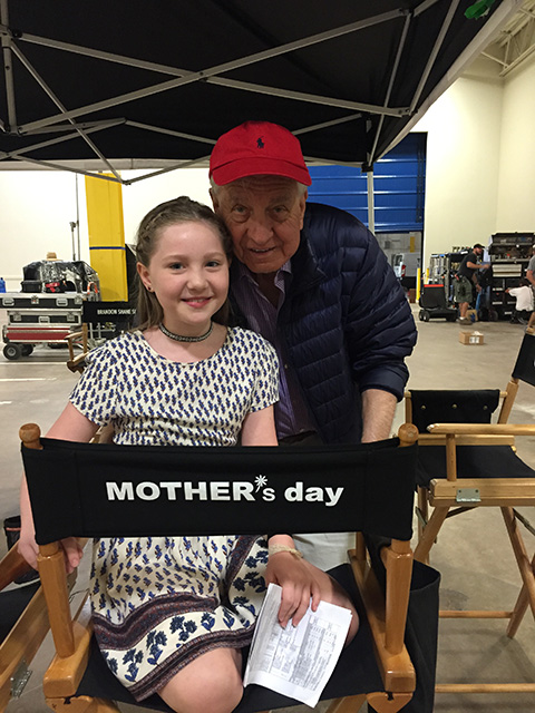 Director Garry Marshall with Ella Anderson on the set of 