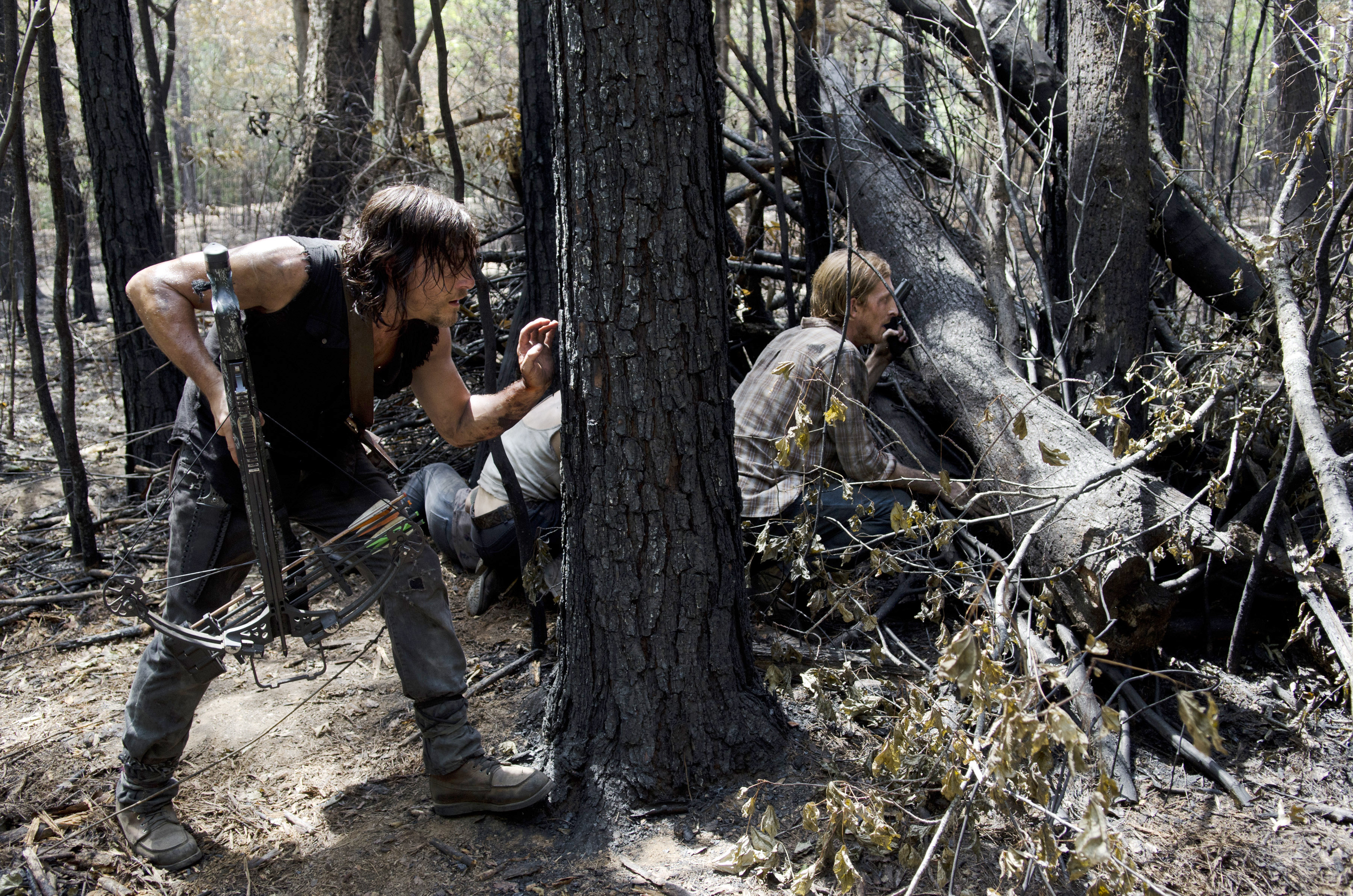 Still of Norman Reedus and Austin Amelio in Vaiksciojantys negyveliai (2010)