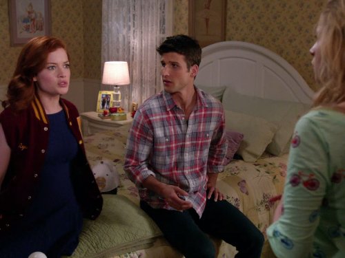 Still of Allie Grant, Parker Young and Jane Levy in Suburgatory (2011)