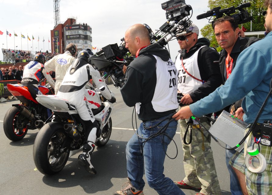 Director Richard de Aragues with DOP Thomas Kuerzl on race start line