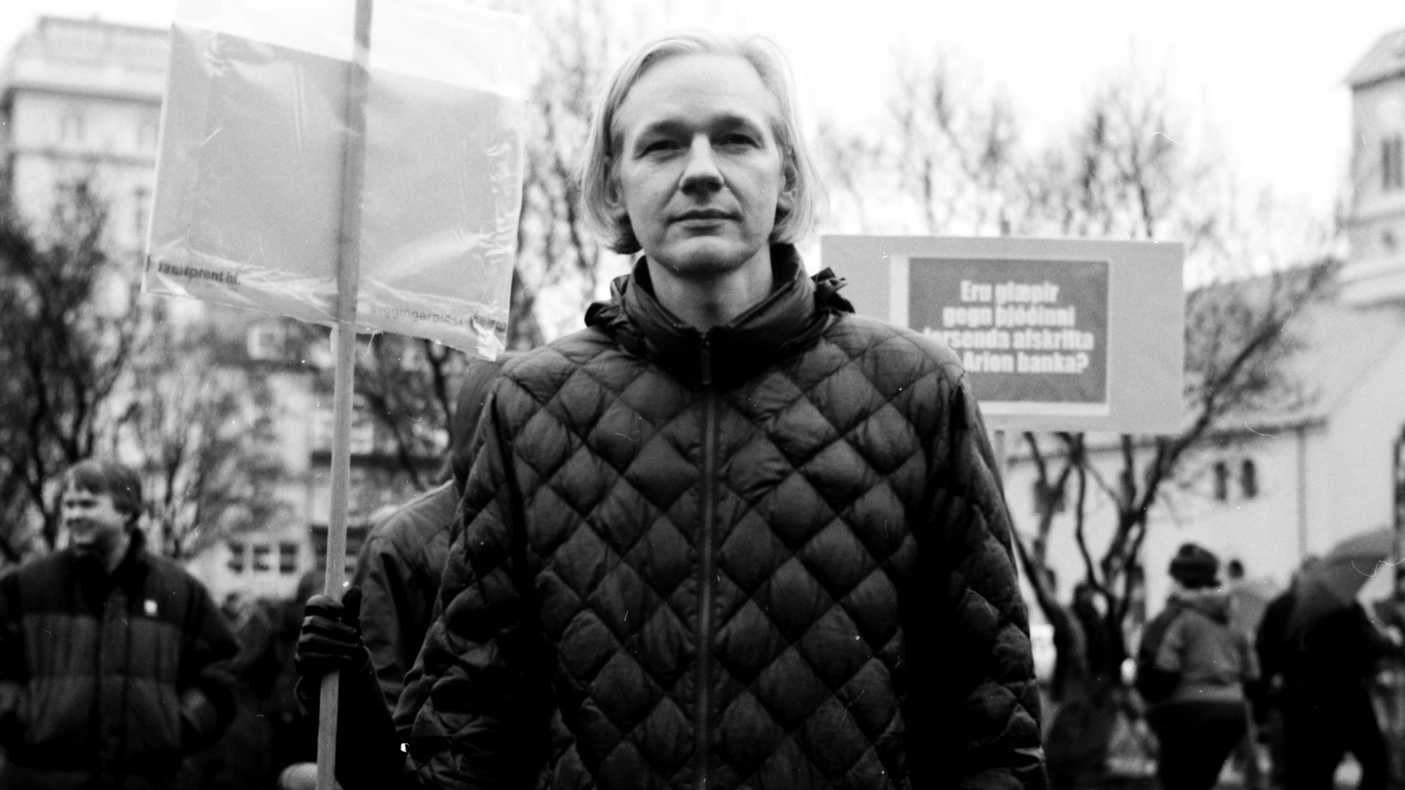 Still of Julian Assange in We Steal Secrets: The Story of WikiLeaks (2013)