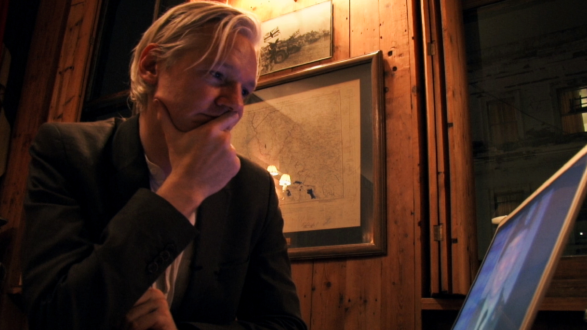 Still of Julian Assange in We Steal Secrets: The Story of WikiLeaks (2013)