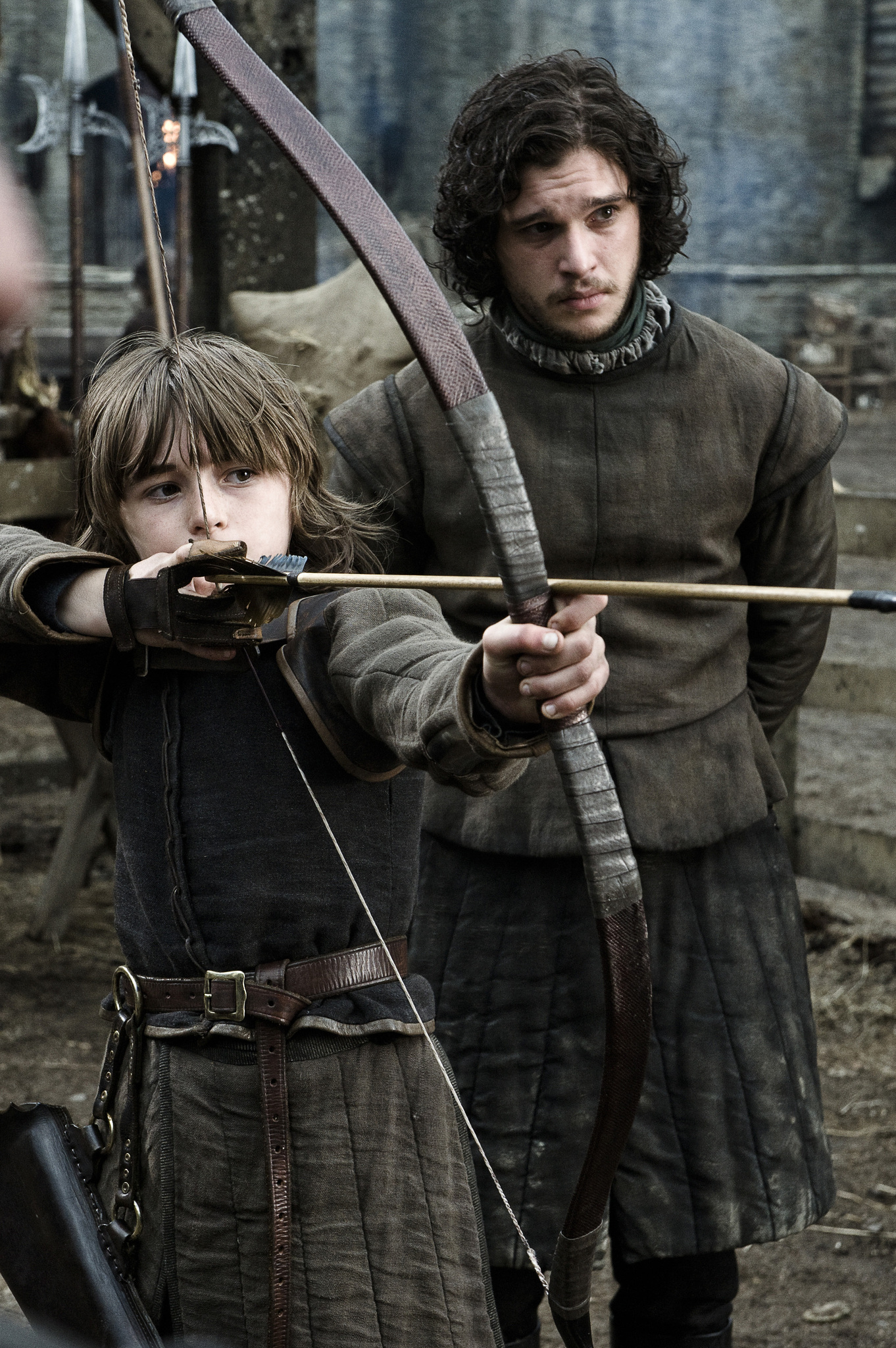 Still of Kit Harington and Isaac Hempstead Wright in Sostu karai (2011)