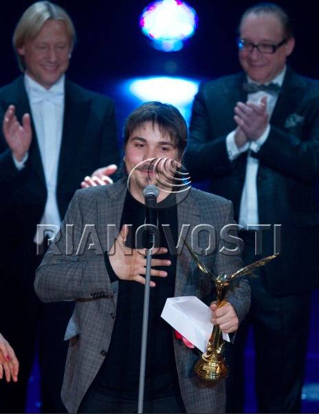 Dmitriy Kharatyan and Maksim Dunaevskiy presented Nika award Best film music to Andrei Karasyov for Alexey Fedorchenko's film Ovsyanki.