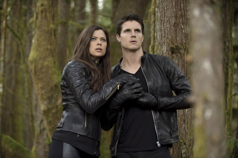 Still of Peyton List and Robbie Amell in The Tomorrow People (2013)