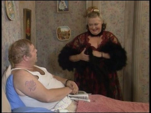 Still of Judy Cornwell and Geoffrey Hughes in Keeping Up Appearances (1990)