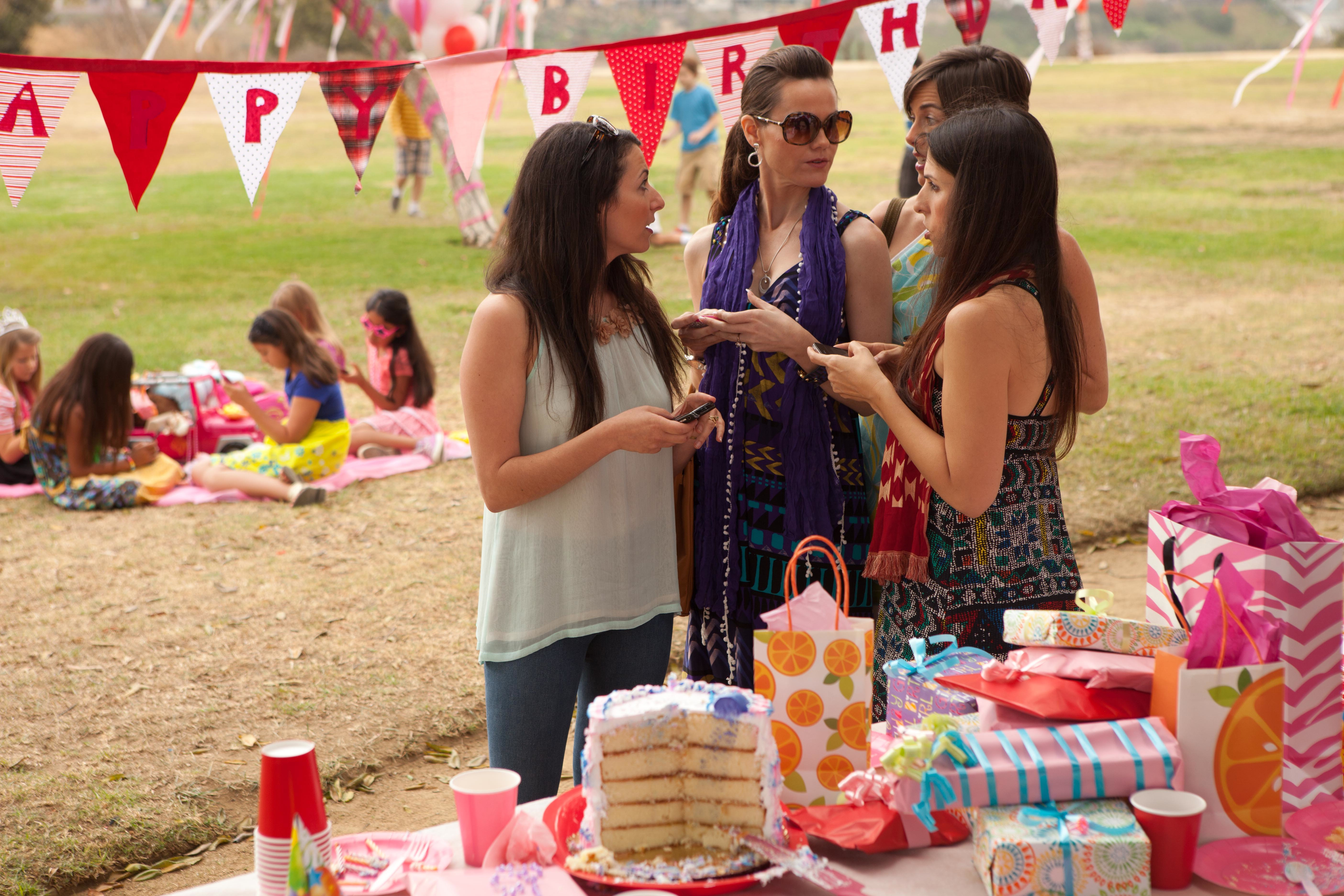 Still of Amy Lucas, Rene Parker, Jewel Greenberg and Lisa Cirincione in Wini + George (2013)