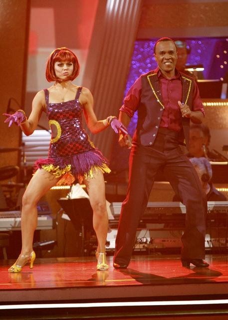 Still of Sugar Ray Leonard and Anna Trebunskaya in Dancing with the Stars (2005)