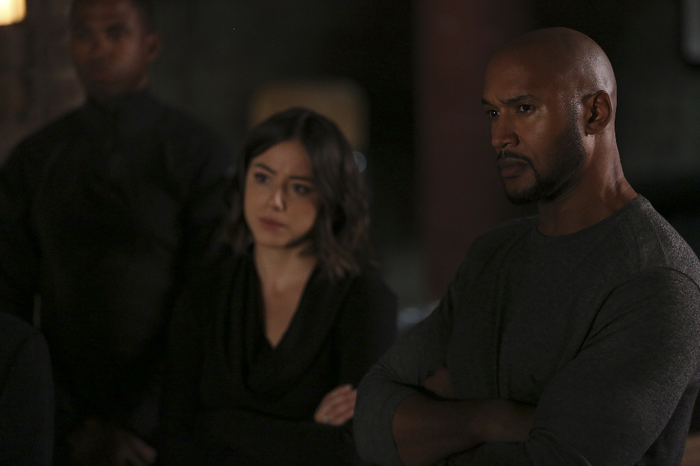 Still of Henry Simmons and Chloe Bennet in Agents of S.H.I.E.L.D. (2013)