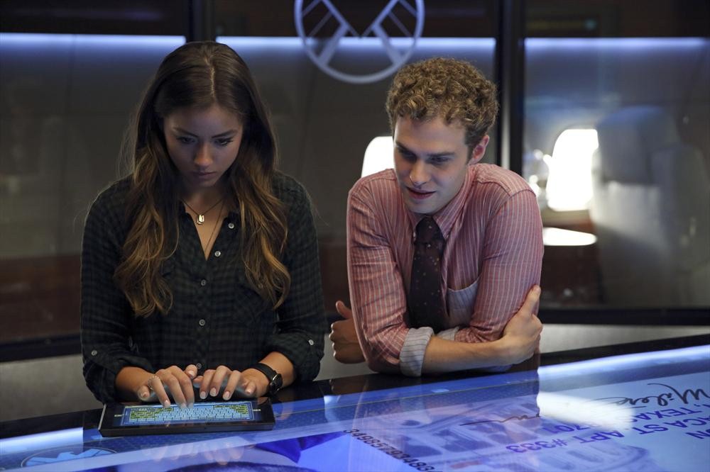 Still of Iain De Caestecker and Chloe Bennet in Agents of S.H.I.E.L.D. (2013)