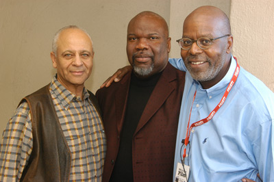 Reuben Cannon, T.D. Jakes and Michael Schultz at event of Woman Thou Art Loosed (2004)