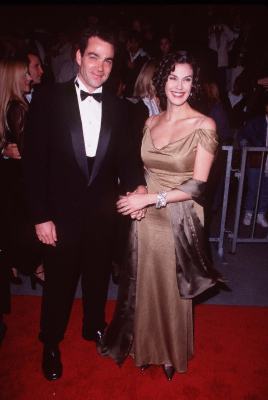 Teri Hatcher and Jon Tenney at event of Rytojus niekada nemirsta (1997)