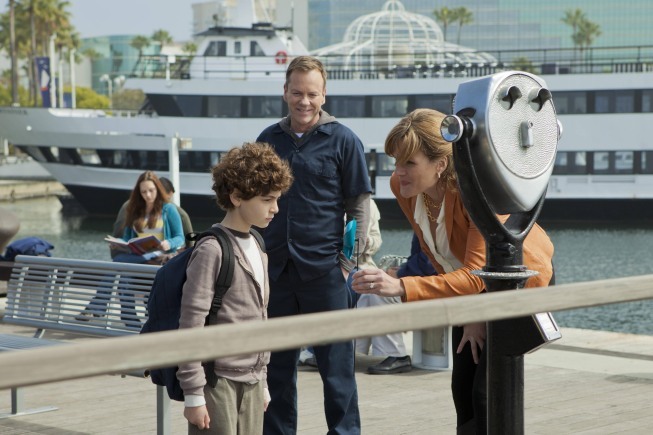 Still of Kiefer Sutherland, Catherine Dent and David Mazouz in Touch (2012)