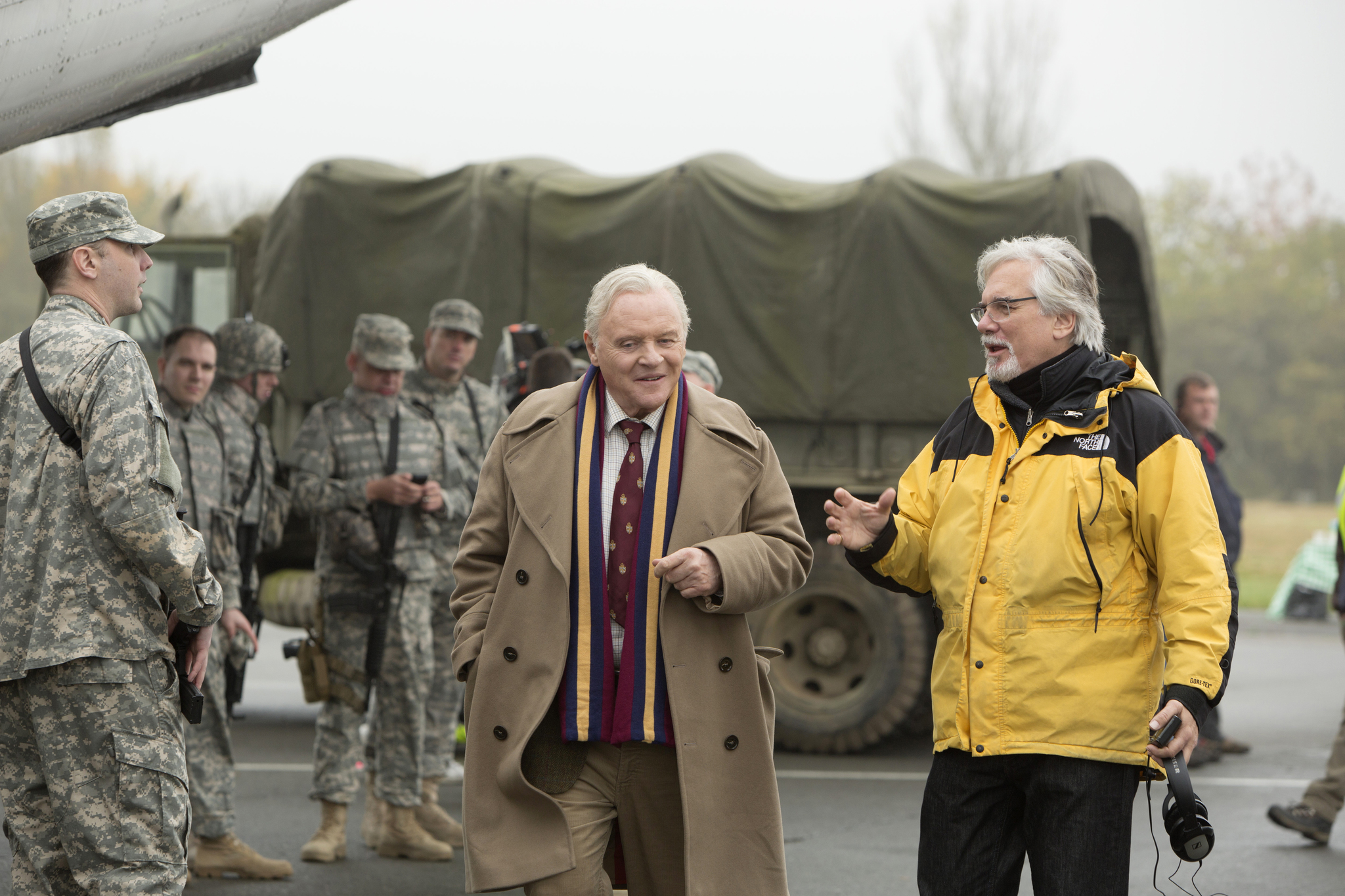 Anthony Hopkins and Dean Parisot in Rizikinga Erzinti Diedukus 2 (2013)