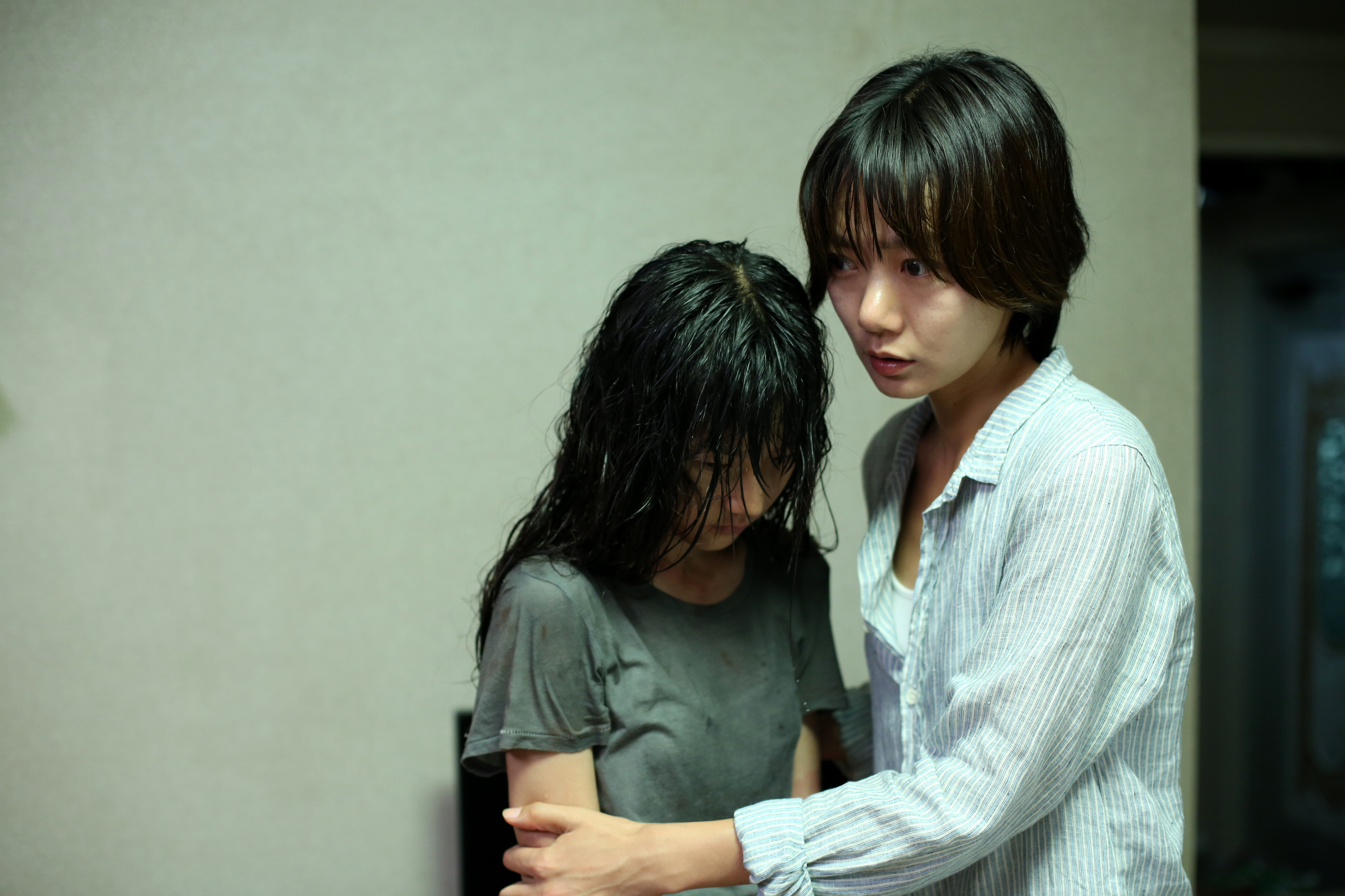 Still of Doona Bae and Sae-ron Kim in Dohee-ya (2014)