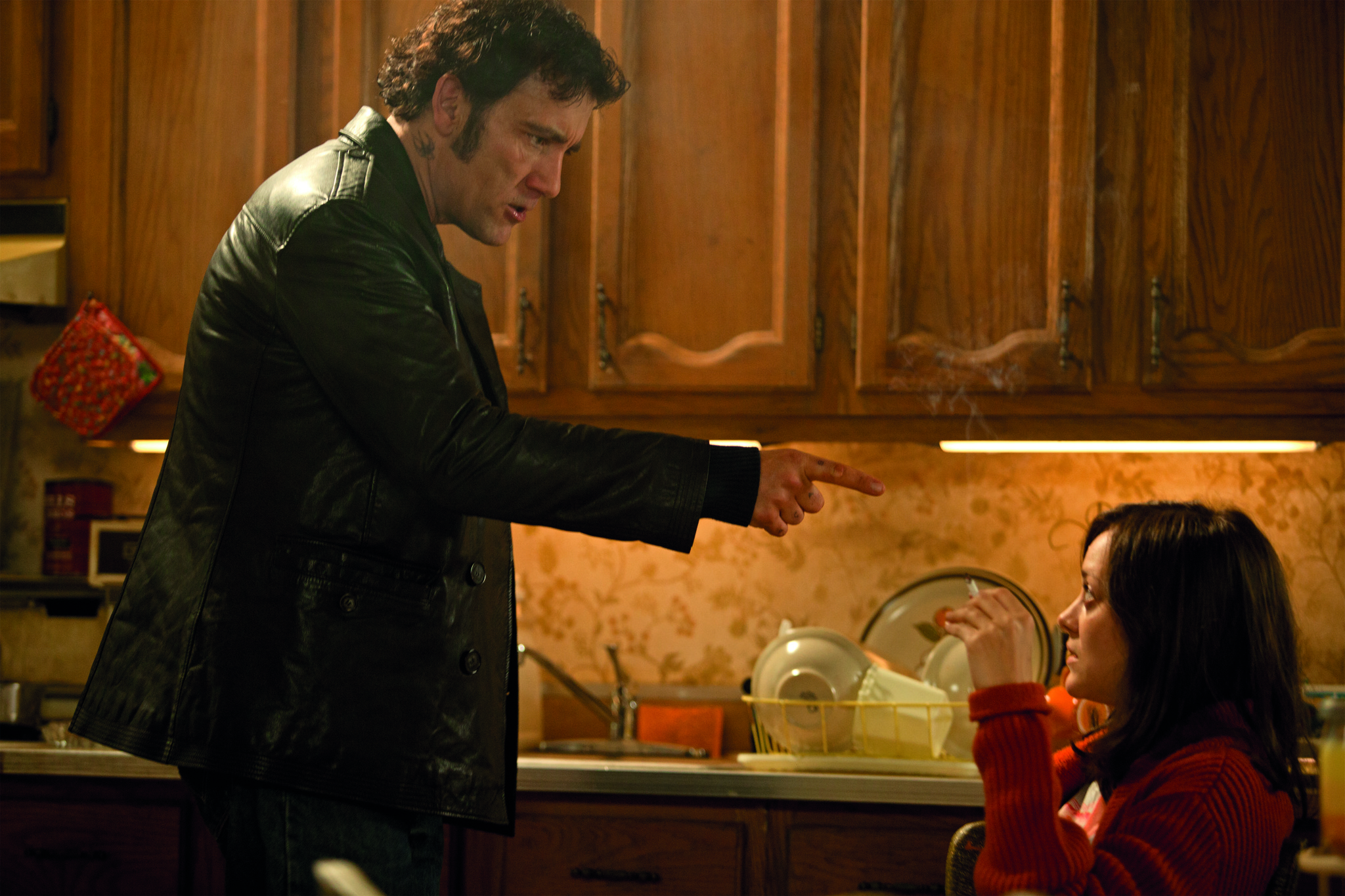 Still of Marion Cotillard and Clive Owen in Blood Ties (2013)