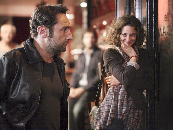 Still of Marion Cotillard and Gilles Lellouche in Les petits mouchoirs (2010)