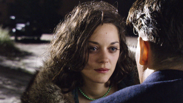 Still of Johnny Depp and Marion Cotillard in Visuomenes priesai (2009)