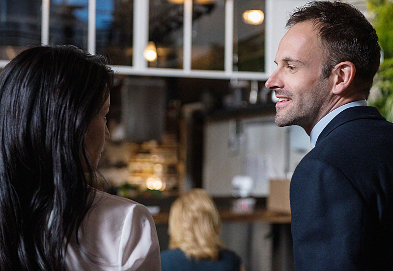 Still of Jonny Lee Miller and Lucy Liu in Elementaru (2012)