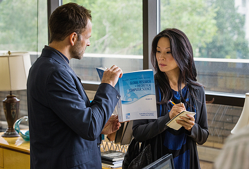 Still of Jonny Lee Miller and Lucy Liu in Elementaru (2012)