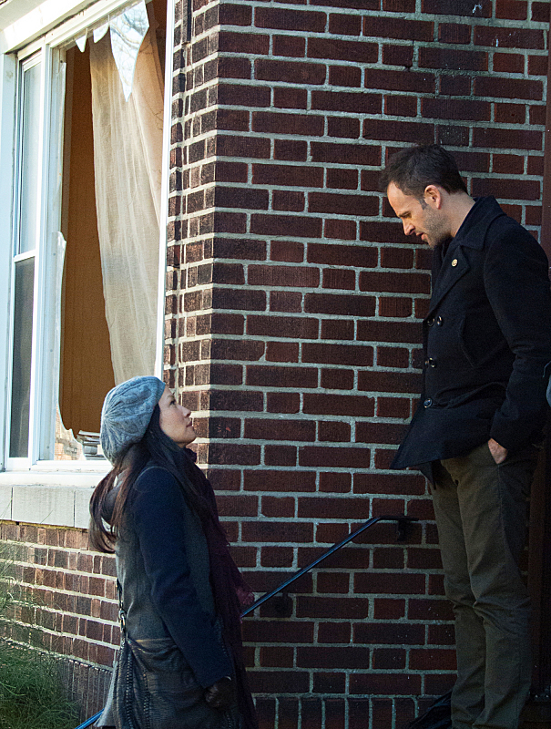 Still of Jonny Lee Miller and Lucy Liu in Elementaru (2012)