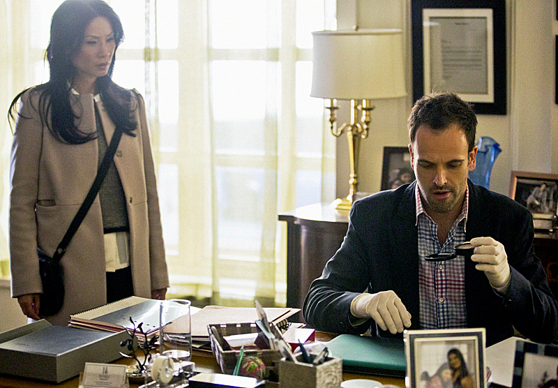 Still of Jonny Lee Miller and Lucy Liu in Elementaru (2012)