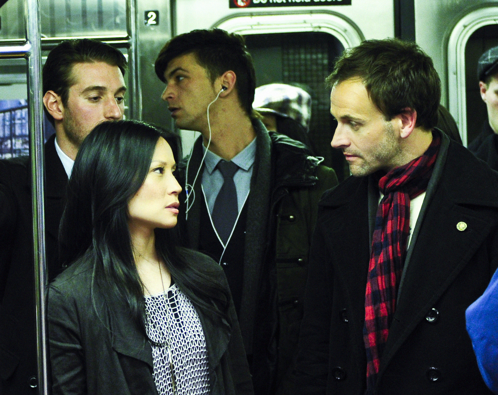 Still of Jonny Lee Miller and Lucy Liu in Elementaru (2012)