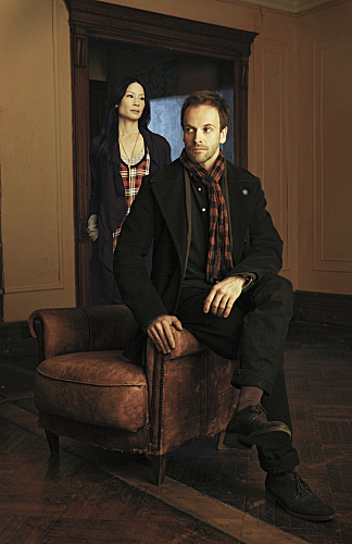 Still of Jonny Lee Miller and Lucy Liu in Elementaru (2012)