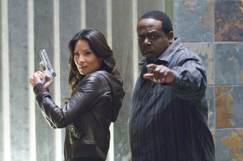 Still of Lucy Liu and Cedric the Entertainer in Code Name: The Cleaner (2007)