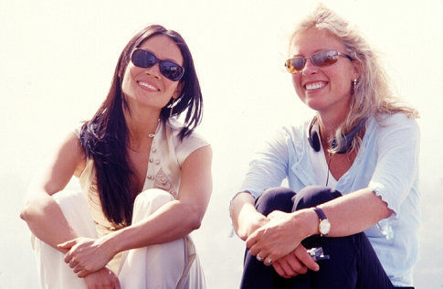 Still of Lucy Liu and Jenno Topping in Charlie's Angels: Full Throttle (2003)