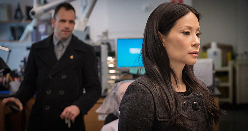 Still of Jonny Lee Miller and Lucy Liu in Elementaru (2012)