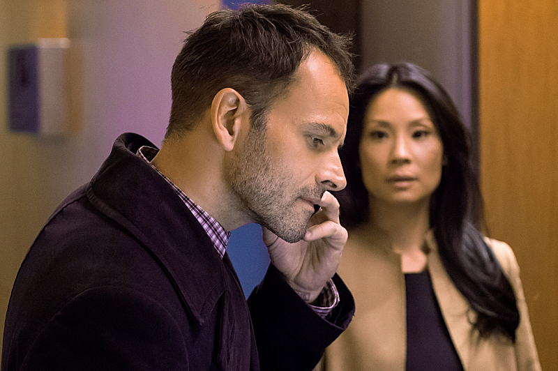 Still of Jonny Lee Miller and Lucy Liu in Elementaru (2012)