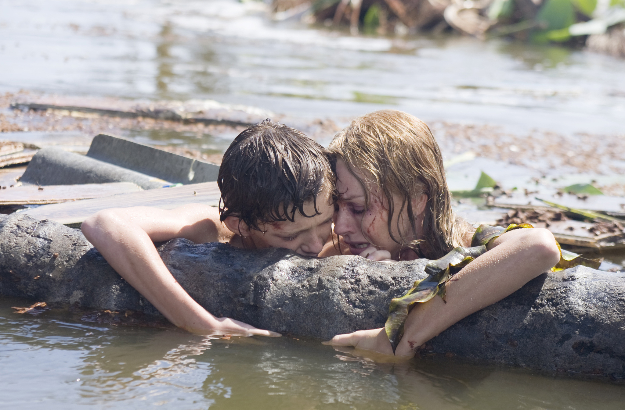 Still of Naomi Watts and Tom Holland in Pragaras rojuje (2012)