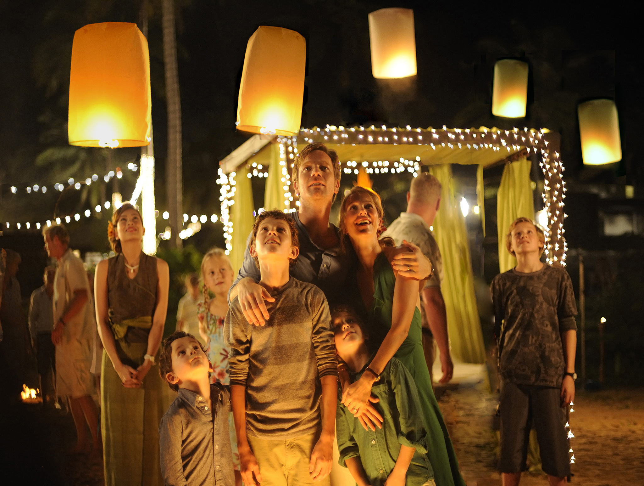 Still of Ewan McGregor, Naomi Watts, Oaklee Pendergast, Tom Holland and Samuel Joslin in Pragaras rojuje (2012)