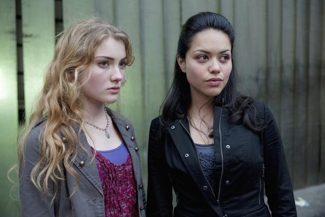 Still of Skyler Samuels and Alyssa Diaz in The Nine Lives of Chloe King (2011)